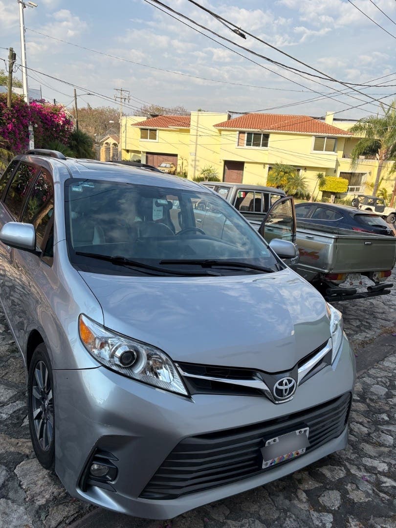 TOYOTA SIENNA 2018